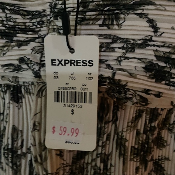 NWT Express Pleated Floral Mini Skirt - Picture 9 of 9